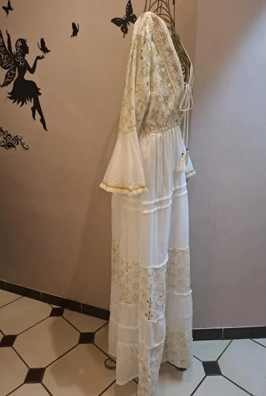 Lange witte katoenen jurk met gouden borduursels – photo 5